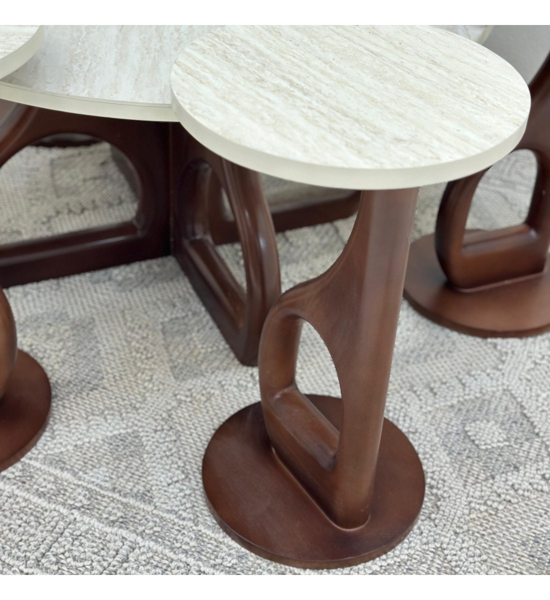 طقم طاولات 7قطع سطح بديل الرخام ملمس ناعم قاعده خشب لون بني طقم طاولات 7قطع سطح بديل الرخام ملمس ناعم قاعده خشب لون بني