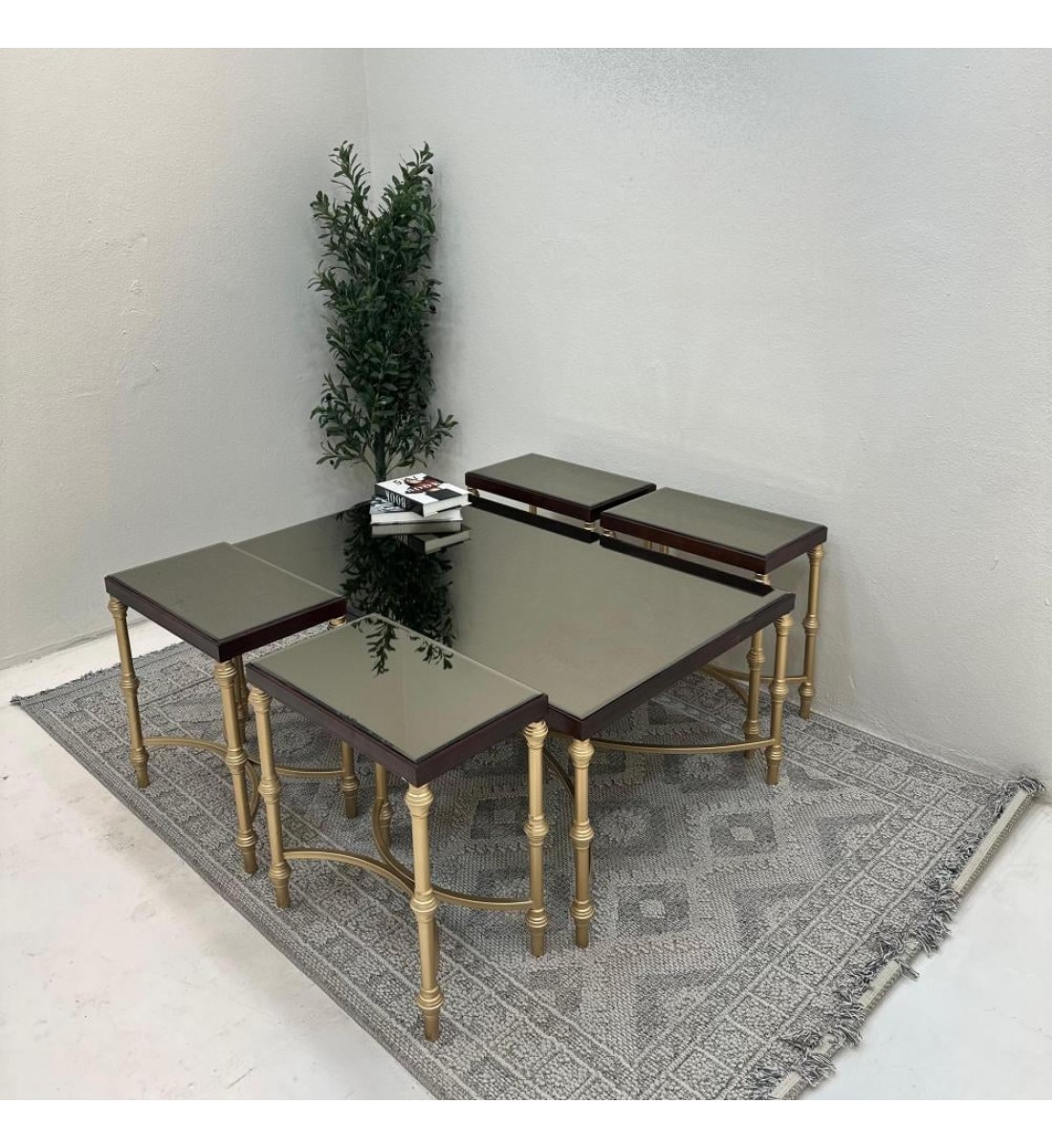 طقم طاولات 5 قطع سطح مرايا قاعده حديد لون ذهبي