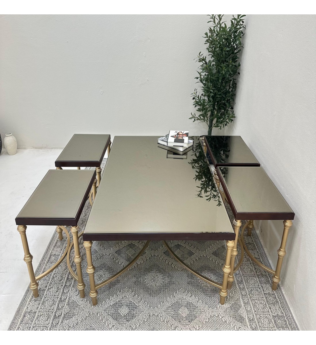 طقم طاولات 5 قطع سطح مرايا قاعده حديد لون ذهبي