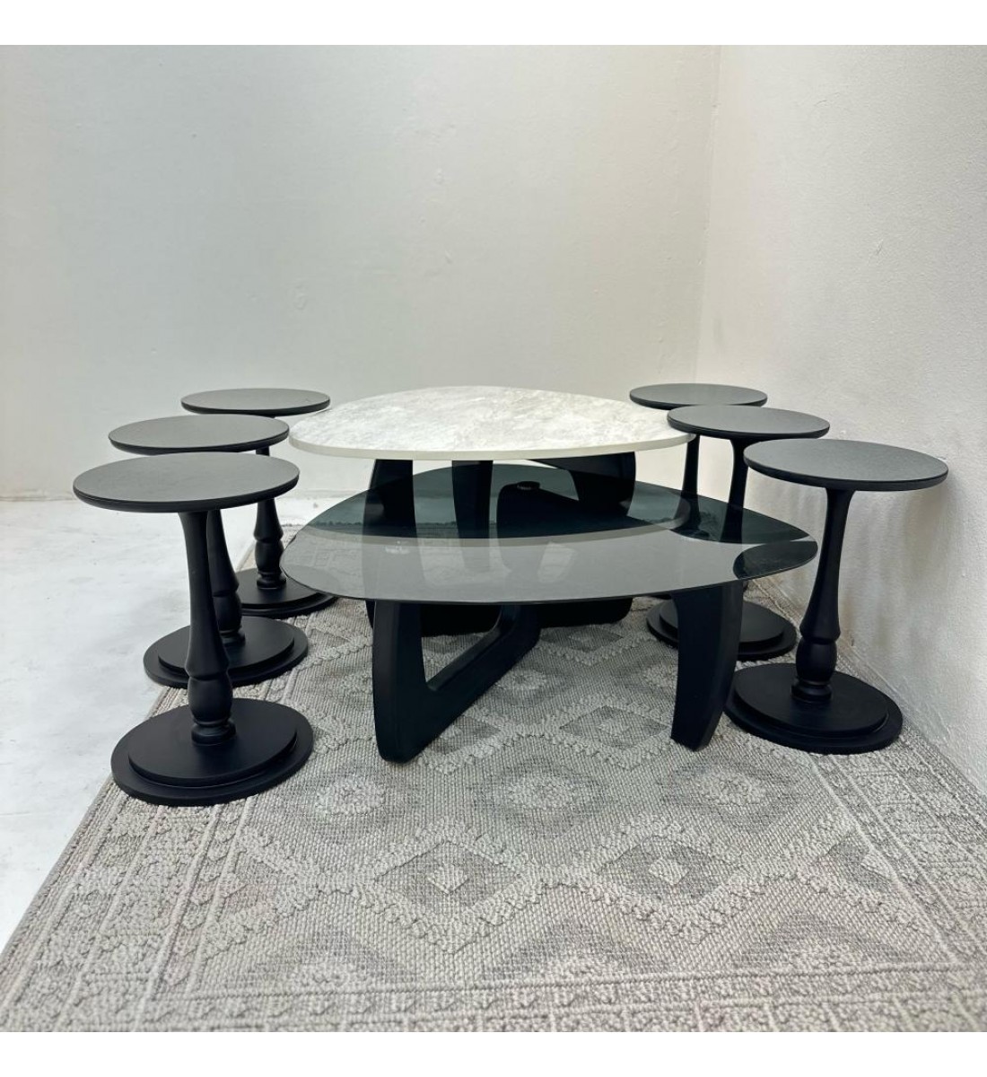 طقم طاولات 8قطع سطح الطاولة الاولى بديل حجر ملمس خشن والثانيه سطح زجاج قاعداتهما خشب لون اسود
