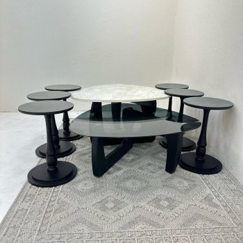 طقم طاولات 8قطع سطح الطاولة الاولى بديل حجر ملمس خشن والثانيه سطح زجاج قاعداتهما خشب لون اسود