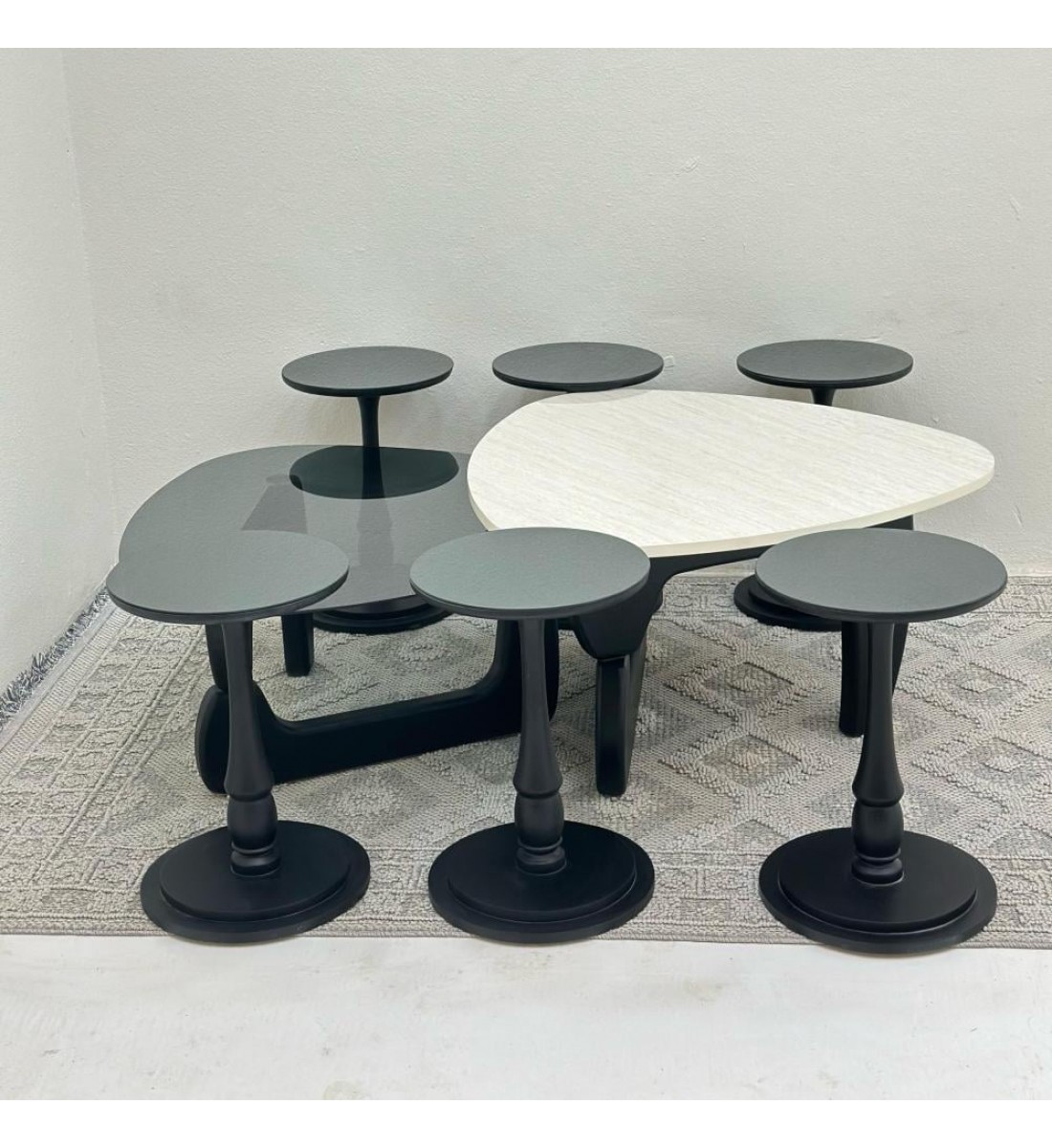 طقم طاولات 8قطع سطح الطاولة الاولى: بديل الرخام ترافنتينو ملمس ناعم ،والثانيه سطح زجاج قاعداتهما خشب لون اسود طقم طاولات 8قطع سطح الطاولة الاولى: بديل الرخام ترافنتينو ملمس ناعم ،والثانيه سطح زجاج قاعداتهما خشب لون اسود