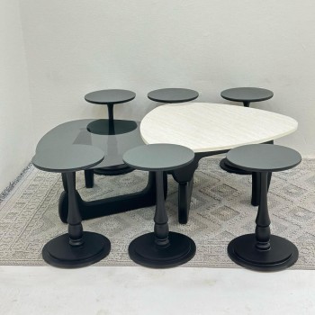 طقم طاولات 8قطع سطح الطاولة الاولى: بديل الرخام ترافنتينو ملمس ناعم ،والثانيه سطح زجاج قاعداتهما خشب لون اسود