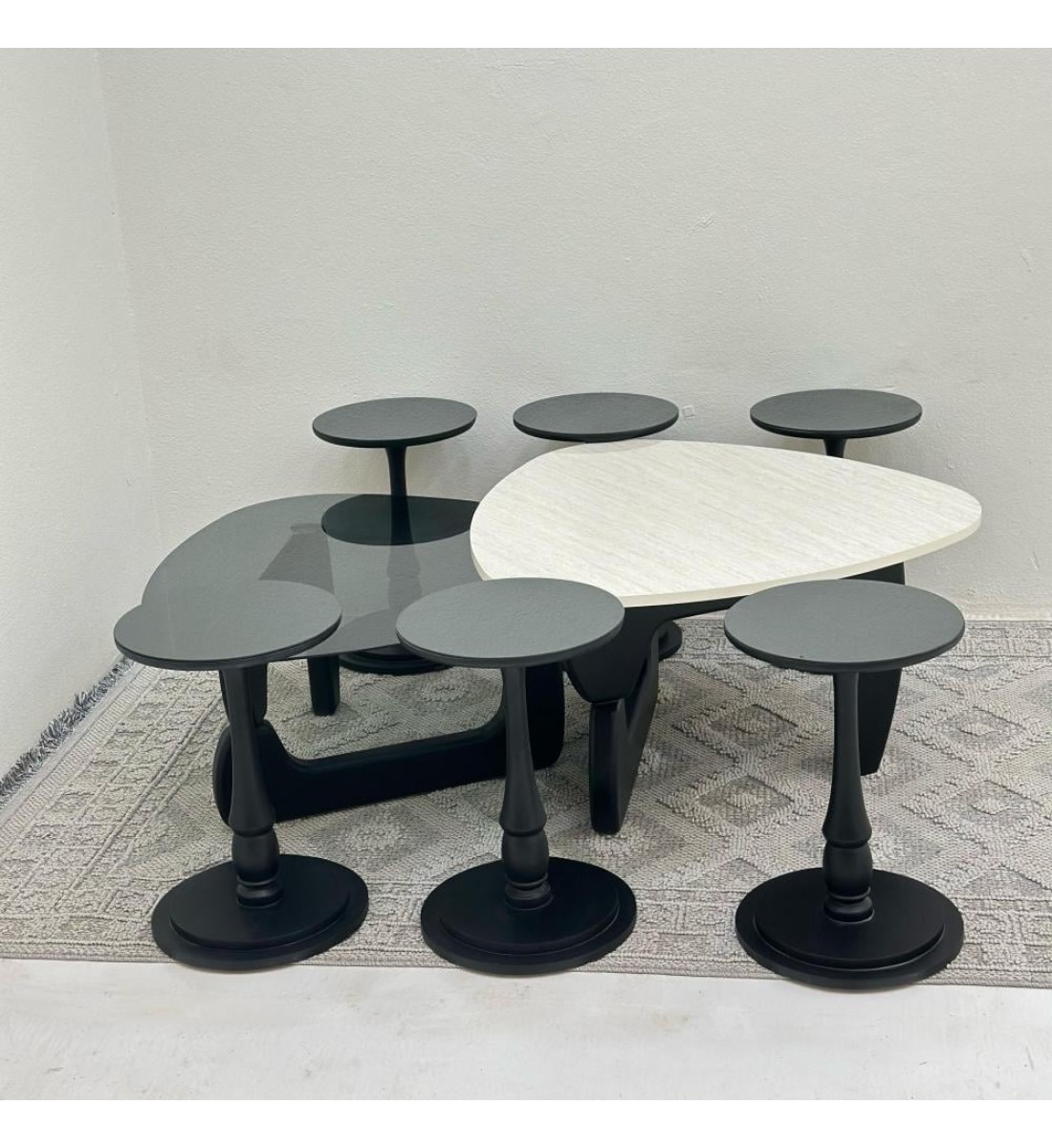 طقم طاولات 8قطع سطح الطاولة الاولى: بديل الرخام ترافنتينو ملمس ناعم ،والثانيه سطح زجاج قاعداتهما خشب لون اسود طقم طاولات 8قطع سطح الطاولة الاولى: بديل الرخام ترافنتينو ملمس ناعم ،والثانيه سطح زجاج قاعداتهما خشب لون اسود