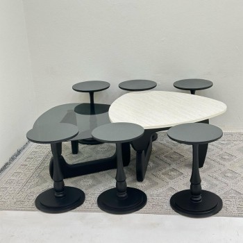 طقم طاولات 8قطع سطح الطاولة الاولى: بديل الرخام ترافنتينو ملمس ناعم ،والثانيه سطح زجاج قاعداتهما خشب لون اسود