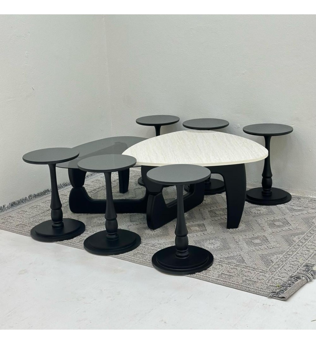 طقم طاولات 8قطع سطح الطاولة الاولى: بديل الرخام ترافنتينو ملمس ناعم ،والثانيه سطح زجاج قاعداتهما خشب لون اسود طقم طاولات 8قطع سطح الطاولة الاولى: بديل الرخام ترافنتينو ملمس ناعم ،والثانيه سطح زجاج قاعداتهما خشب لون اسود