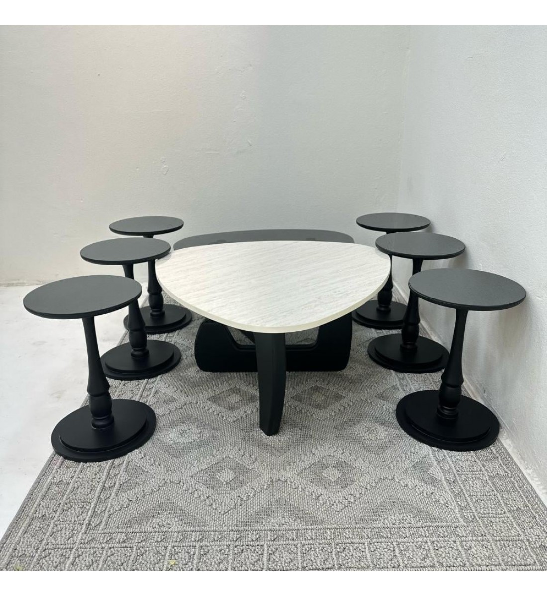 طقم طاولات 8قطع سطح الطاولة الاولى: بديل الرخام ترافنتينو ملمس ناعم ،والثانيه سطح زجاج قاعداتهما خشب لون اسود طقم طاولات 8قطع سطح الطاولة الاولى: بديل الرخام ترافنتينو ملمس ناعم ،والثانيه سطح زجاج قاعداتهما خشب لون اسود