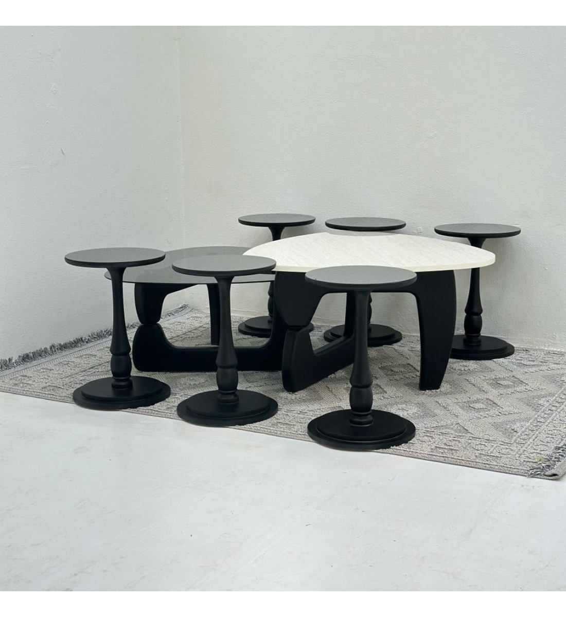 طقم طاولات 8قطع سطح الطاولة الاولى: بديل الرخام ترافنتينو ملمس ناعم ،والثانيه سطح زجاج قاعداتهما خشب لون اسود طقم طاولات 8قطع سطح الطاولة الاولى: بديل الرخام ترافنتينو ملمس ناعم ،والثانيه سطح زجاج قاعداتهما خشب لون اسود