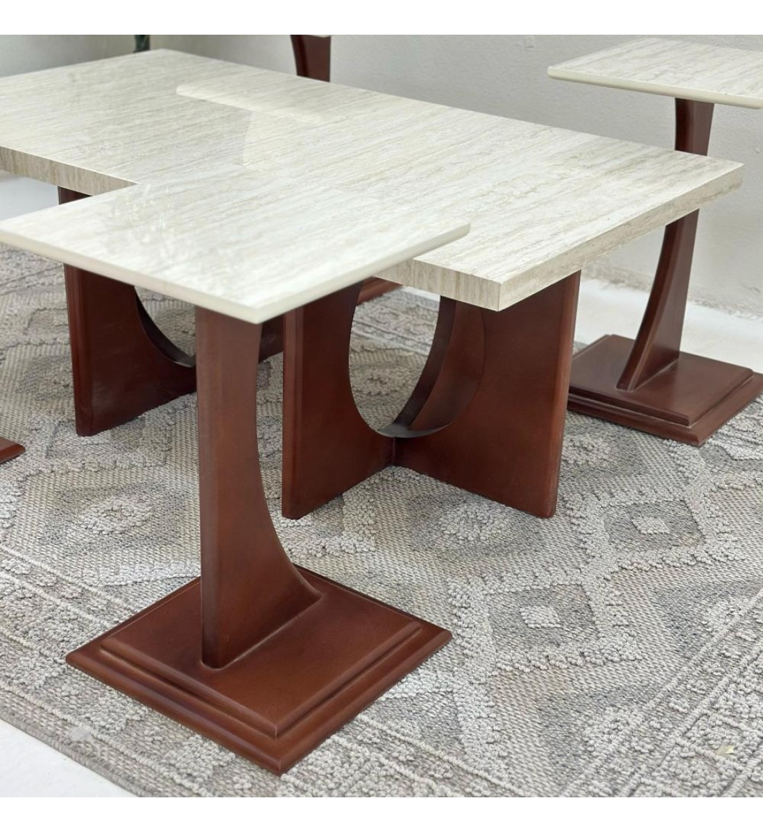 طقم طاولات 5قطع سطح  ناعم  بديل الرخام قاعده خشب لون بني