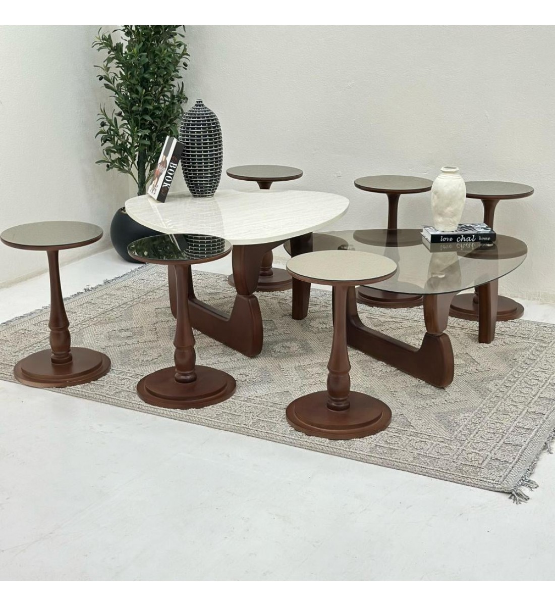 طقم طاولات 8قطع سطح الطاولة الاولى: بديل الرخام ترافنتينو ملمس ناعم ،والثانيه سطح زجاج قاعداتهما خشب لون بني