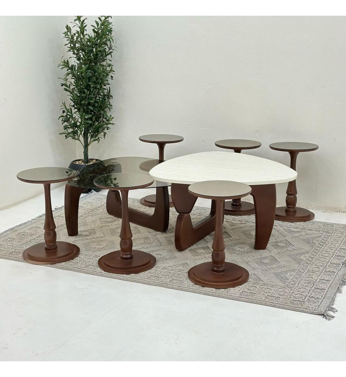 طقم طاولات 8قطع سطح الطاولة الاولى: بديل الرخام ترافنتينو ملمس ناعم ،والثانيه سطح زجاج قاعداتهما خشب لون بني