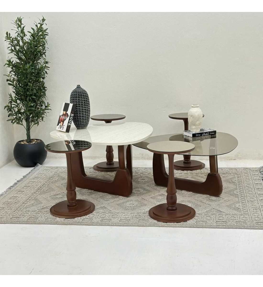 طقم طاولات 6قطع سطح الطاولة الاولى: بديل الرخام ترافنتينو ملمس ناعم ،والثانيه سطح زجاج قاعداتهما خشب لون بني