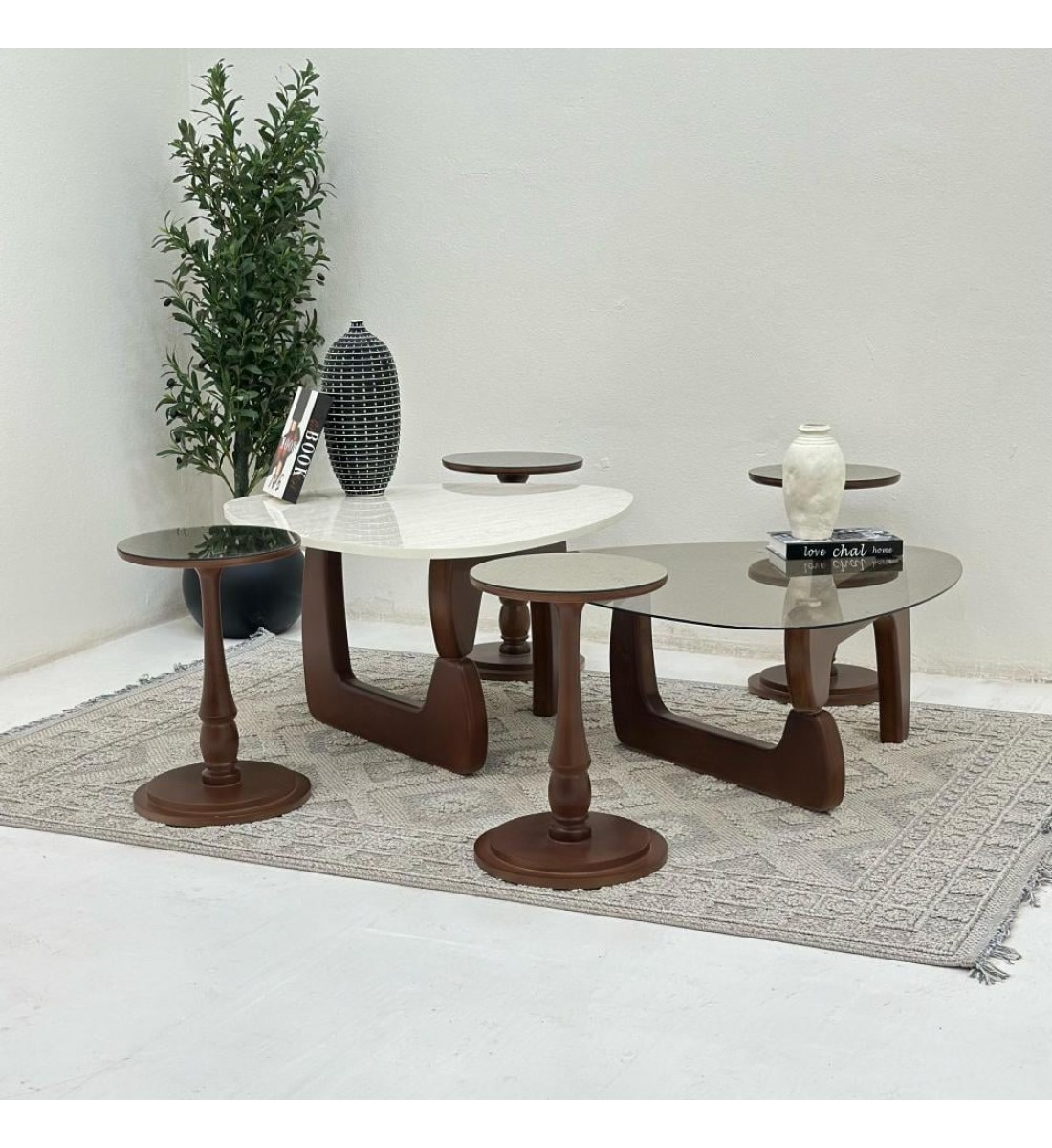 طقم طاولات 6قطع سطح الطاولة الاولى: بديل الرخام ترافنتينو ملمس ناعم ،والثانيه سطح زجاج قاعداتهما خشب لون بني