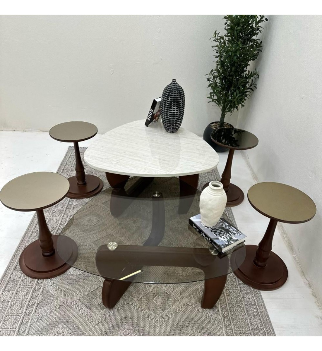 طقم طاولات 6قطع سطح الطاولة الاولى: بديل الرخام ترافنتينو ملمس ناعم ،والثانيه سطح زجاج قاعداتهما خشب لون بني