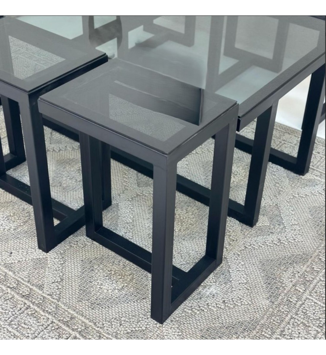 طقم طاولات 7قطع سطح زجاج قاعده حديد لون اسود