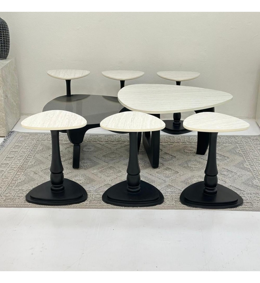 طقم طاولات 8قطع سطح الطاولة الاولى: بديل الرخام ترافنتينو ملمس ناعم ،والثانيه سطح زجاج قاعداتهما خشب لون اسود طقم طاولات 8قطع سطح الطاولة الاولى: بديل الرخام ترافنتينو ملمس ناعم ،والثانيه سطح زجاج قاعداتهما خشب لون اسود