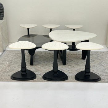 طقم طاولات 8قطع سطح الطاولة الاولى: بديل الرخام ترافنتينو ملمس ناعم ،والثانيه سطح زجاج قاعداتهما خشب لون اسود