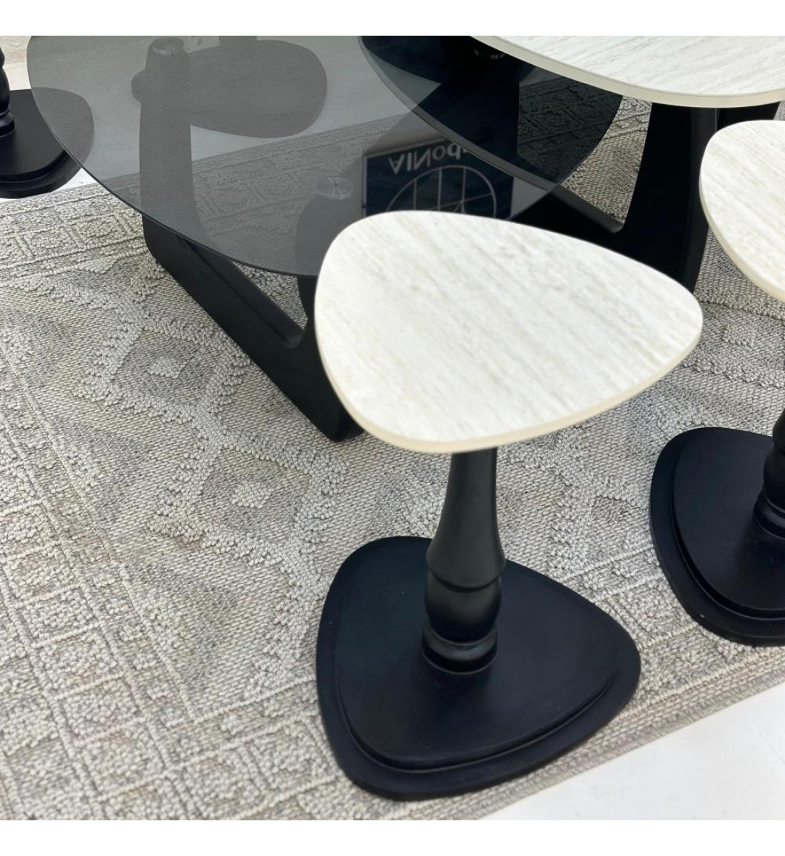 طقم طاولات 8قطع سطح الطاولة الاولى: بديل الرخام ترافنتينو ملمس ناعم ،والثانيه سطح زجاج قاعداتهما خشب لون اسود طقم طاولات 8قطع سطح الطاولة الاولى: بديل الرخام ترافنتينو ملمس ناعم ،والثانيه سطح زجاج قاعداتهما خشب لون اسود