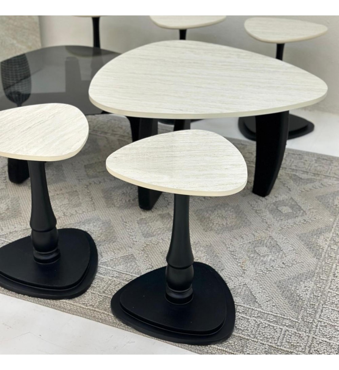 طقم طاولات 8قطع سطح الطاولة الاولى: بديل الرخام ترافنتينو ملمس ناعم ،والثانيه سطح زجاج قاعداتهما خشب لون اسود طقم طاولات 8قطع سطح الطاولة الاولى: بديل الرخام ترافنتينو ملمس ناعم ،والثانيه سطح زجاج قاعداتهما خشب لون اسود