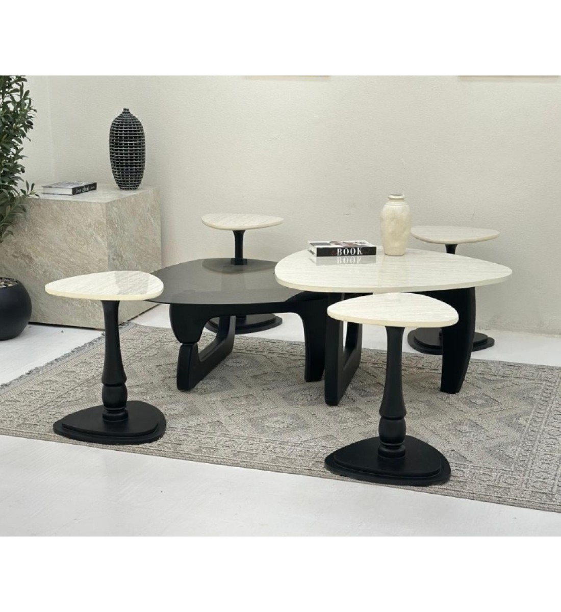 طقم طاولات 6قطع سطح الطاولة الاولى: بديل الرخام ترافنتينو ملمس ناعم ،والثانيه سطح زجاج قاعداتهما خشب لون اسود طقم طاولات 6قطع سطح الطاولة الاولى: بديل الرخام ترافنتينو ملمس ناعم ،والثانيه سطح زجاج قاعداتهما خشب لون اسود