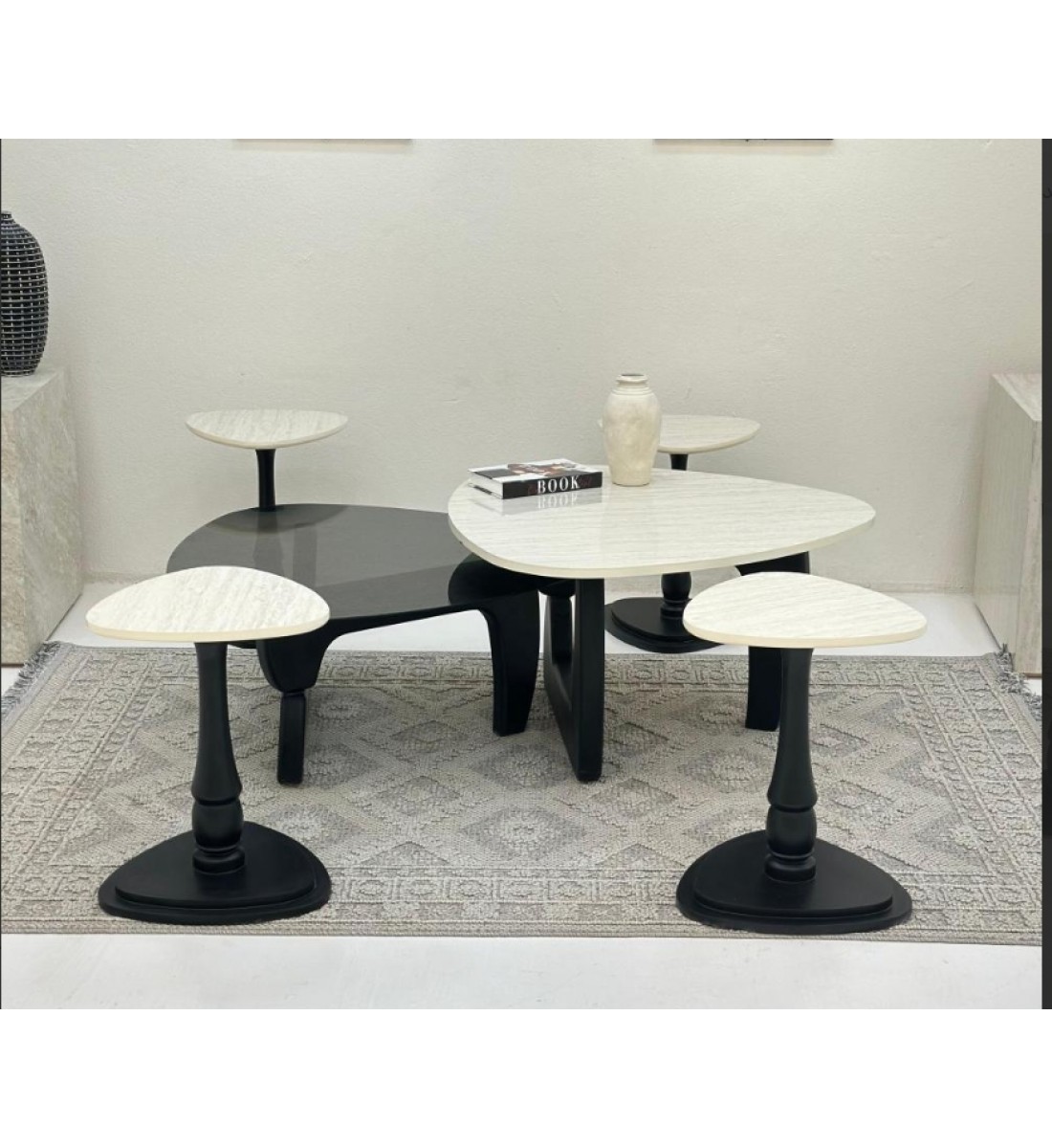 طقم طاولات 6قطع سطح الطاولة الاولى: بديل الرخام ترافنتينو ملمس ناعم ،والثانيه سطح زجاج قاعداتهما خشب لون اسود طقم طاولات 6قطع سطح الطاولة الاولى: بديل الرخام ترافنتينو ملمس ناعم ،والثانيه سطح زجاج قاعداتهما خشب لون اسود