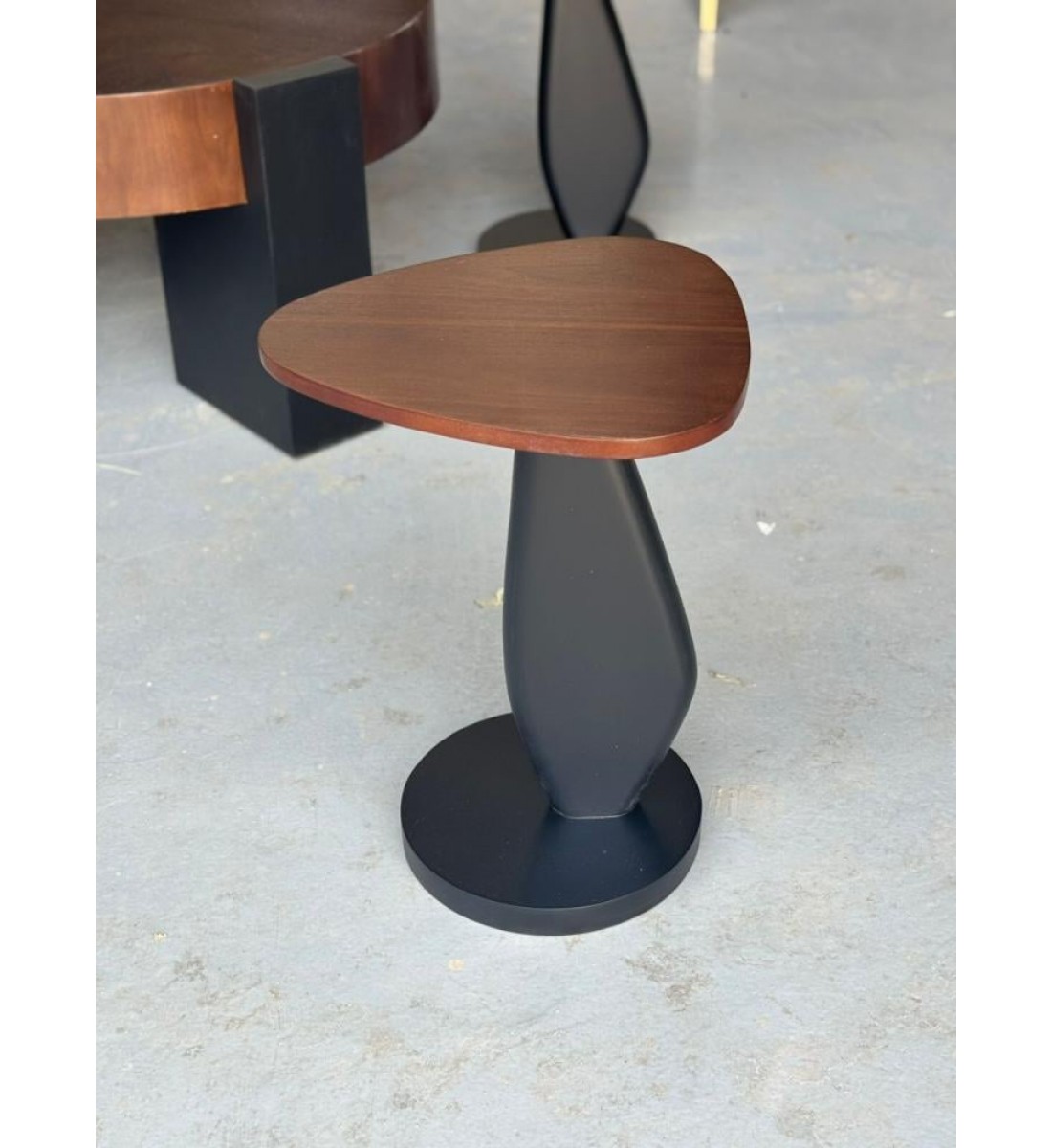 طقم طاولات 5قطع سطح قشرة الجوز قاعده خشب طقم طاولات 5قطع سطح قشرة الجوز قاعده خشب