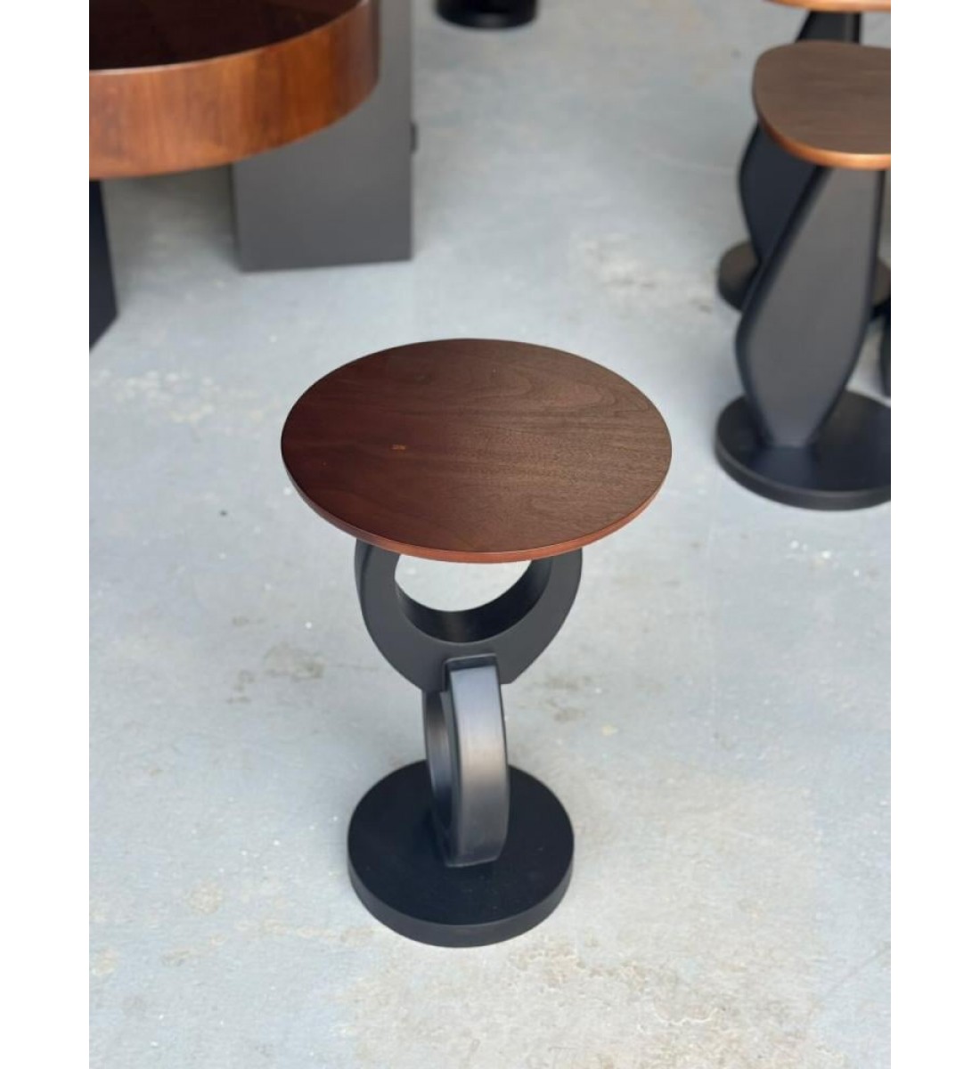 طقم طاولات 5قطع سطح قشرة الجوز قاعده خشب