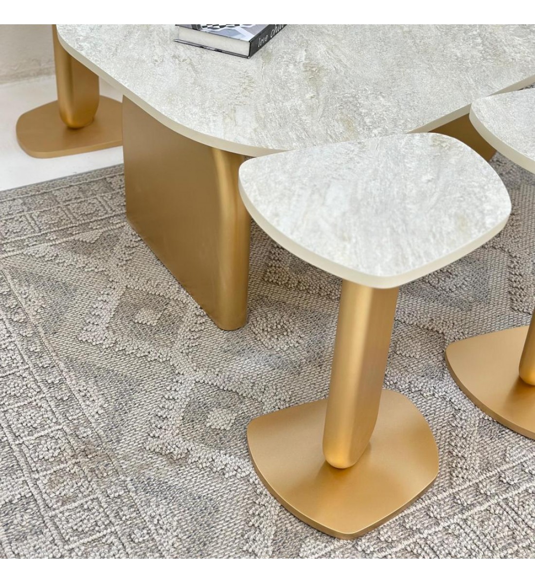 طقم طاولات 7قطع سطح  ملمس خشن بديل الحجر قاعدة خشب لون ذهبي