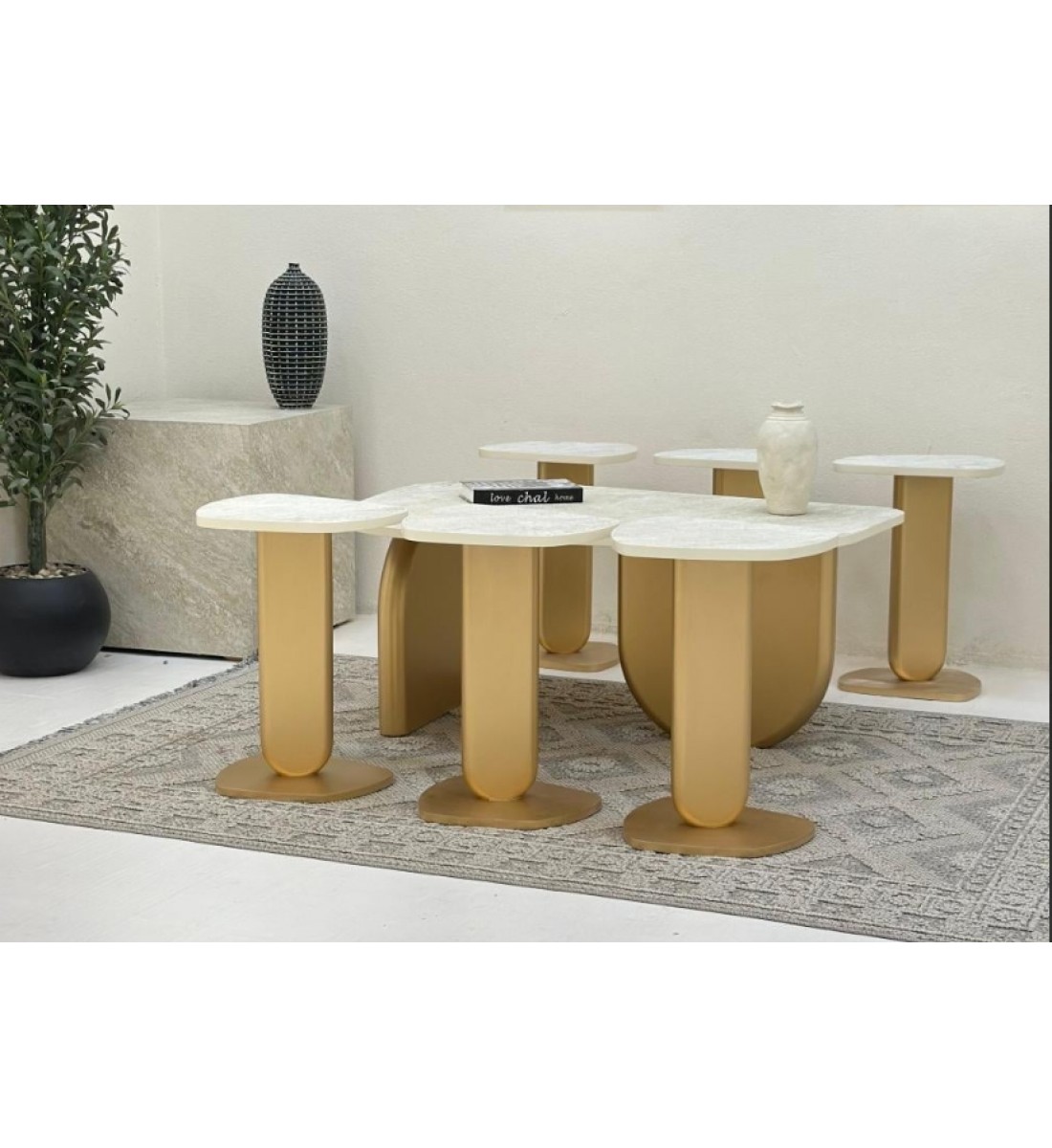 طقم طاولات 7قطع سطح  ملمس خشن بديل الحجر قاعدة خشب لون ذهبي