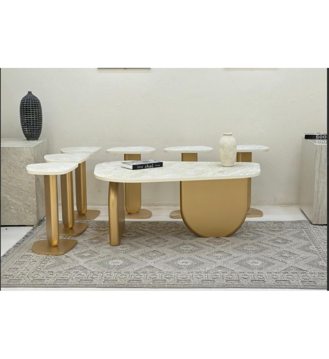 طقم طاولات 7قطع سطح  ملمس خشن بديل الحجر قاعدة خشب لون ذهبي