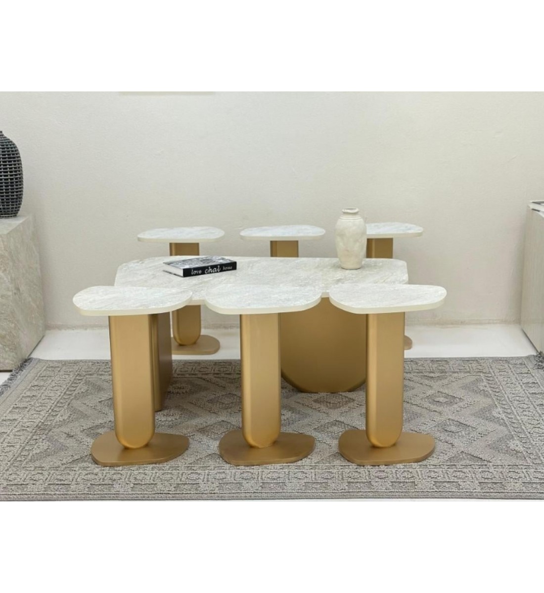 طقم طاولات 7قطع سطح  ملمس خشن بديل الحجر قاعدة خشب لون ذهبي