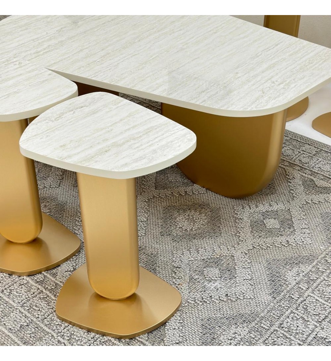 طقم طاولات 7قطع سطح بديل الرخام ترافنتينو ملمس ناعم قاعدة خشب لون ذهبي