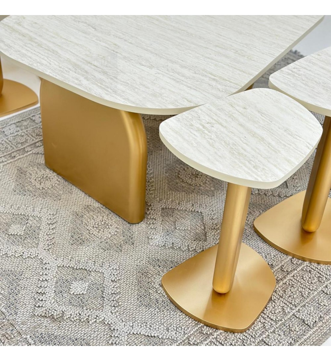 طقم طاولات 7قطع سطح بديل الرخام ترافنتينو ملمس ناعم قاعدة خشب لون ذهبي