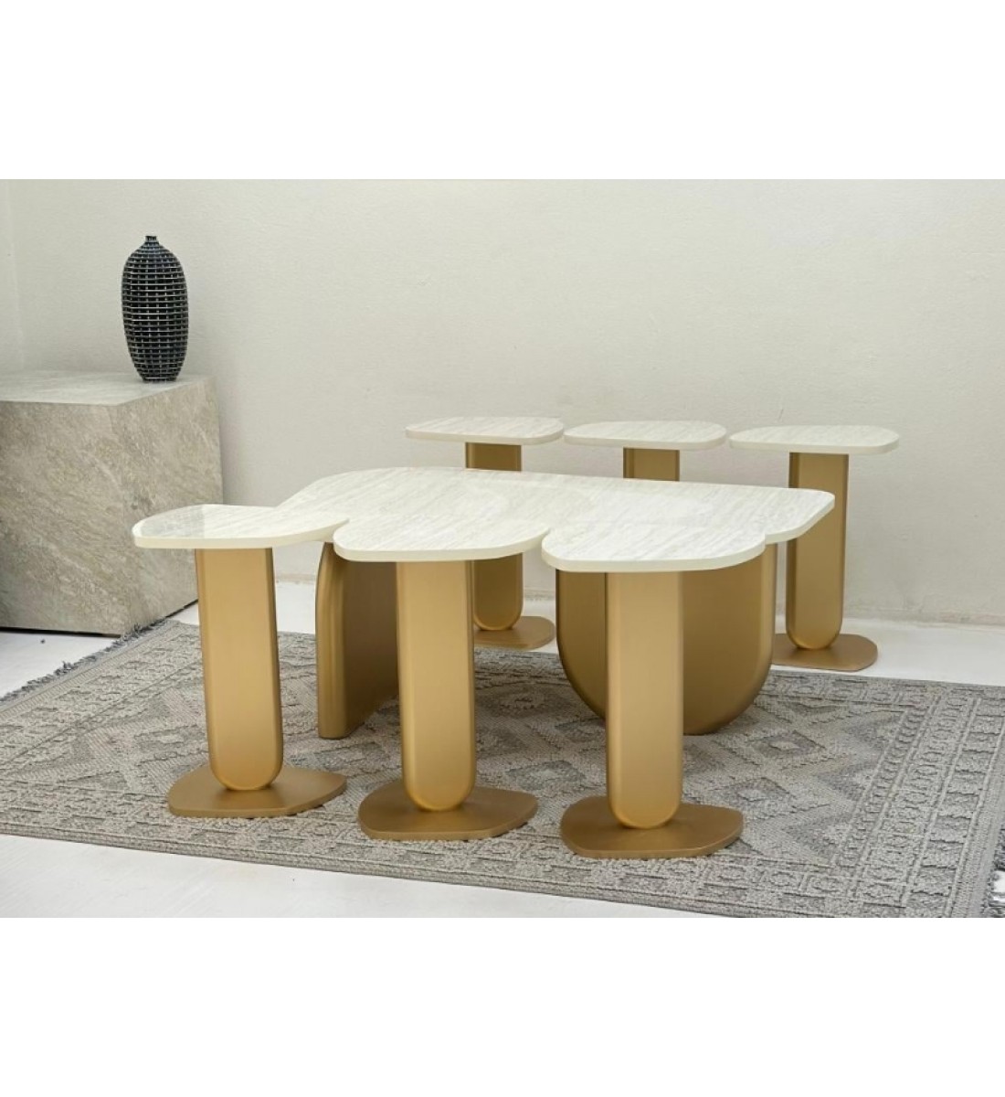 طقم طاولات 7قطع سطح بديل الرخام ترافنتينو ملمس ناعم قاعدة خشب لون ذهبي