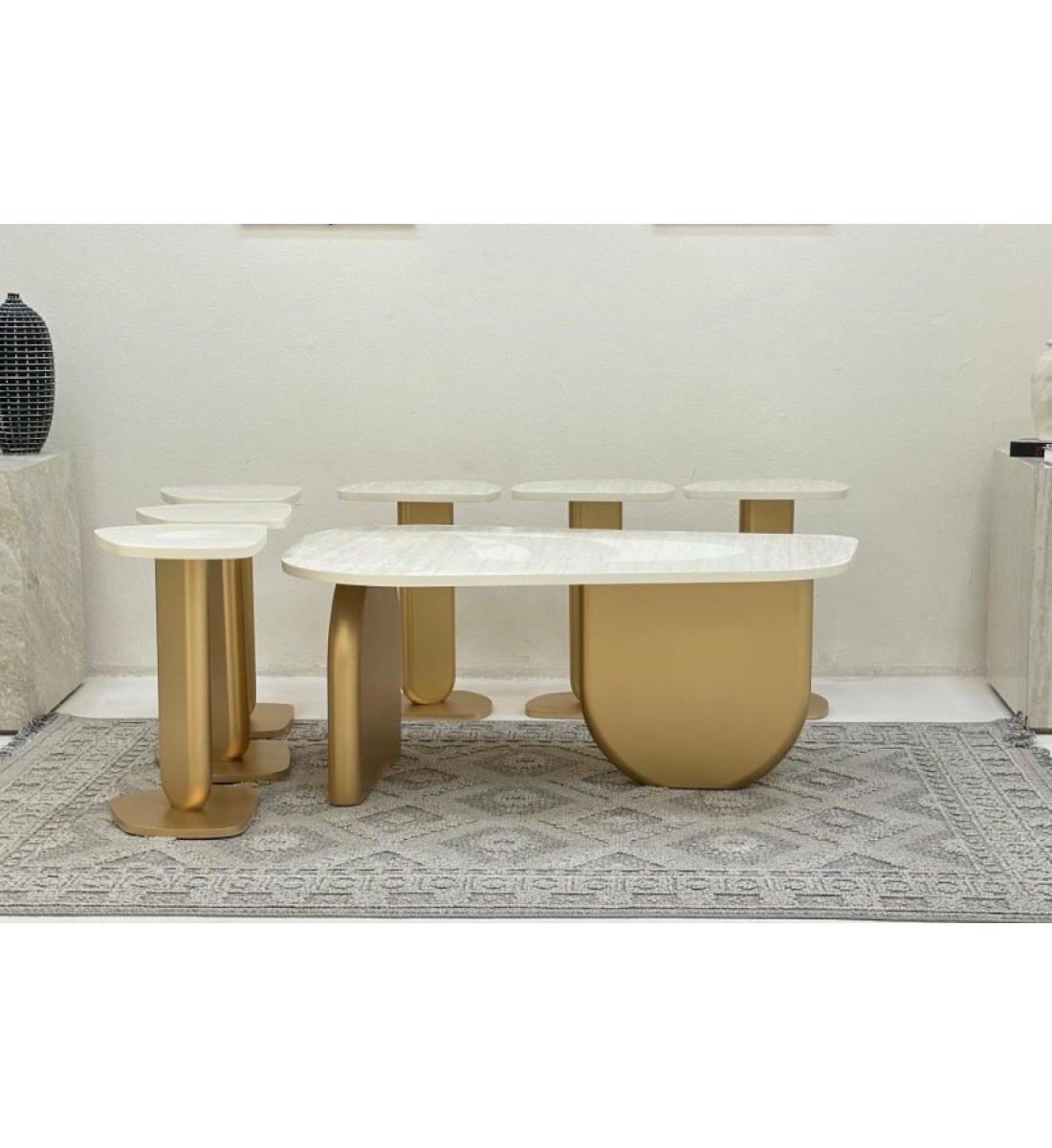 طقم طاولات 7قطع سطح بديل الرخام ترافنتينو ملمس ناعم قاعدة خشب لون ذهبي