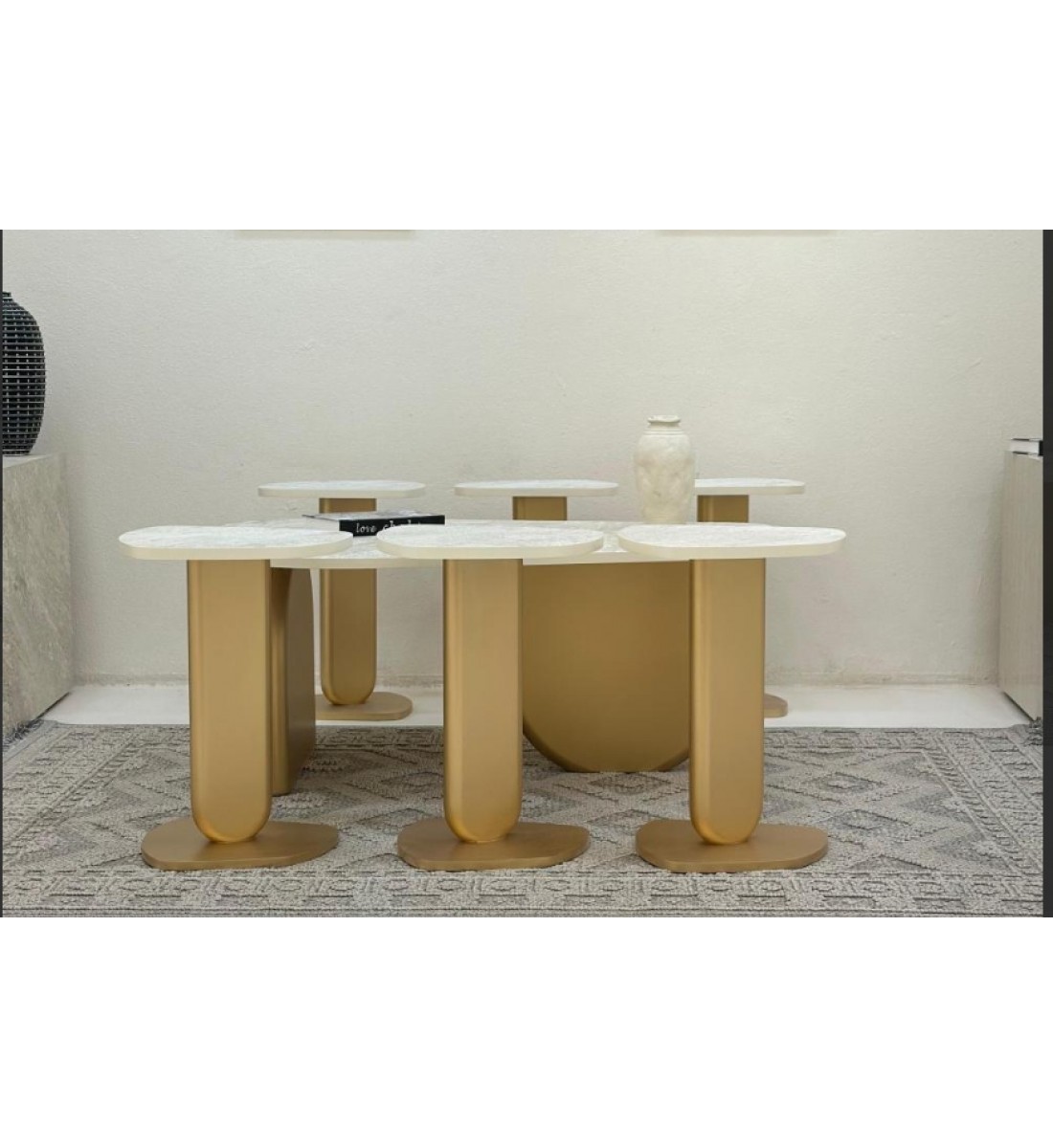 طقم طاولات 7قطع سطح بديل الرخام ترافنتينو ملمس ناعم قاعدة خشب لون ذهبي