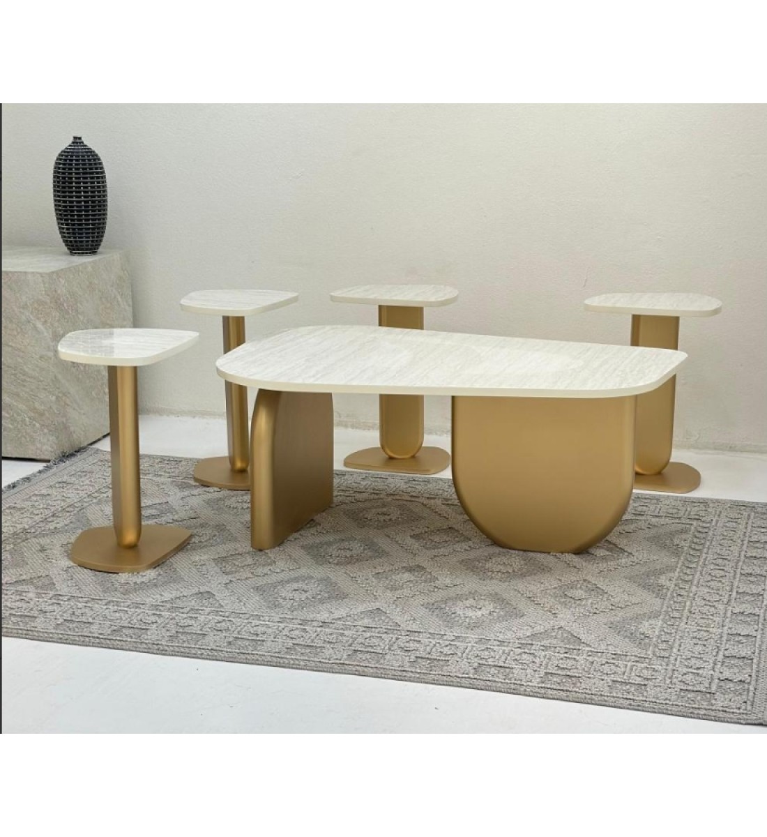 طقم طاولات5قطع سطح بديل الرخام ترافنتينو ملمس ناعم قاعدة خشب لون ذهبي طقم طاولات5قطع سطح بديل الرخام ترافنتينو ملمس ناعم قاعدة خشب لون ذهبي