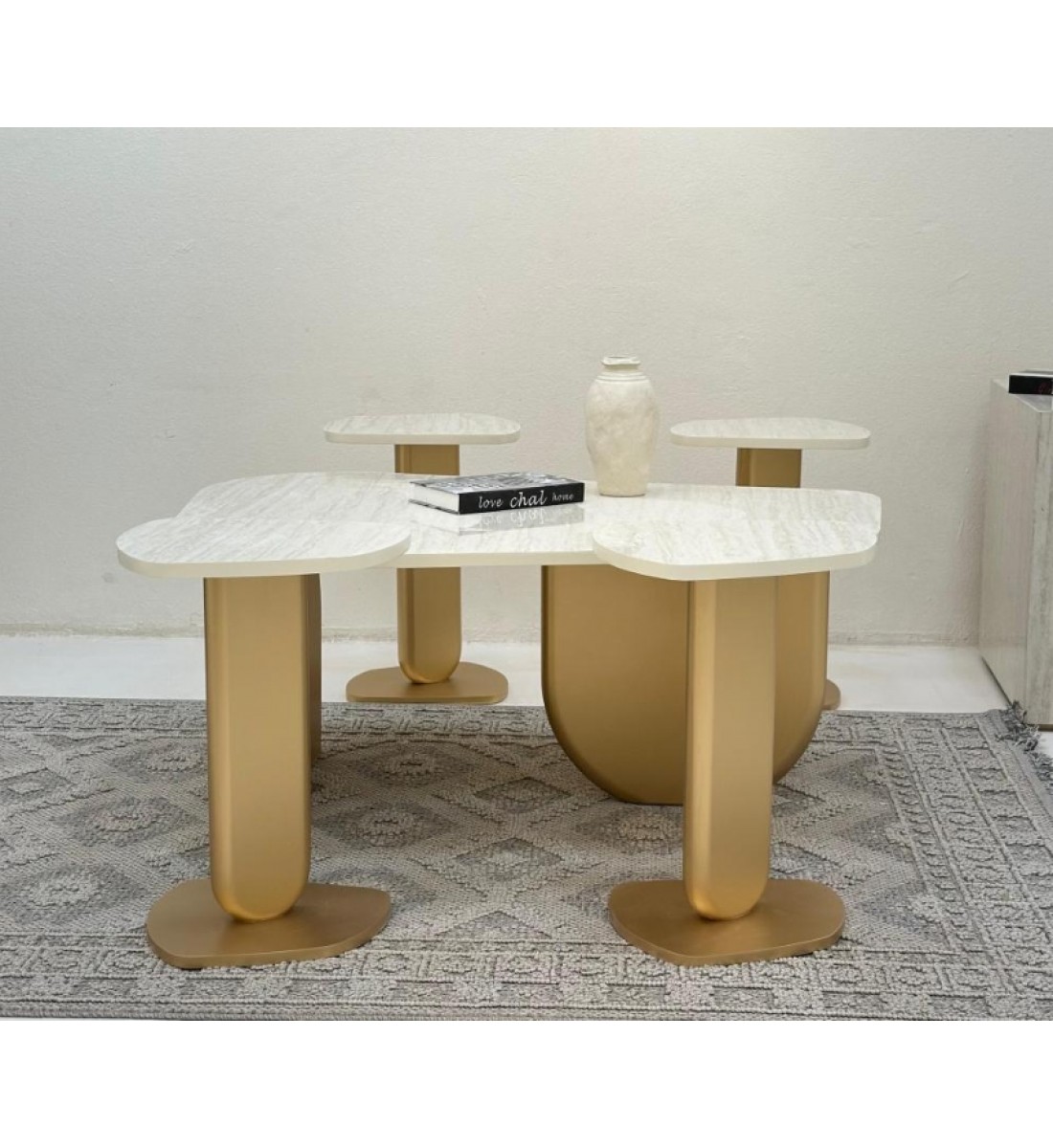 طقم طاولات5قطع سطح بديل الرخام ترافنتينو ملمس ناعم قاعدة خشب لون ذهبي طقم طاولات5قطع سطح بديل الرخام ترافنتينو ملمس ناعم قاعدة خشب لون ذهبي