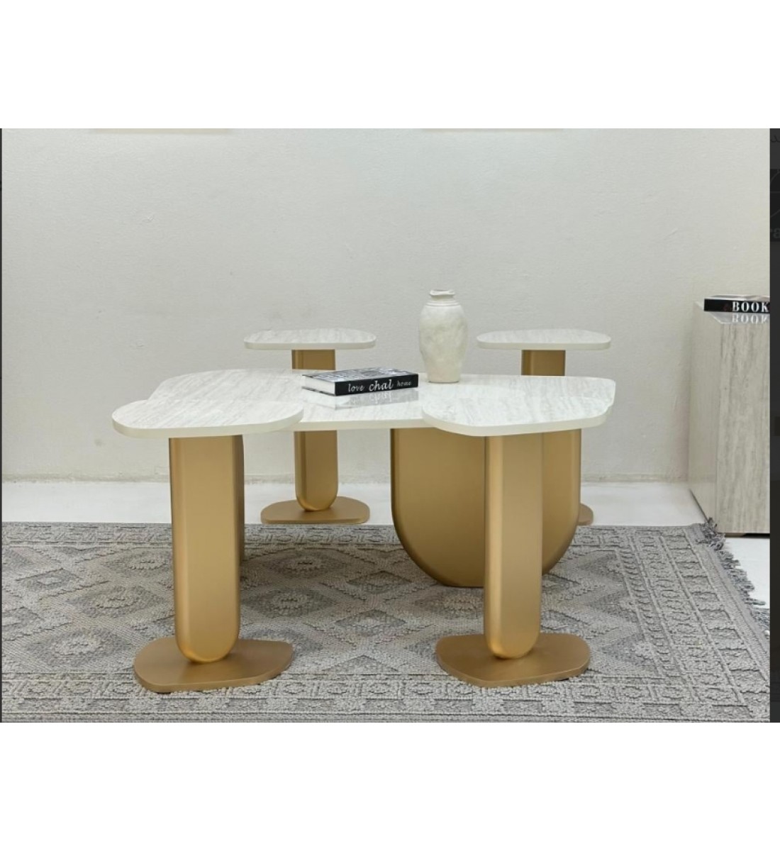 طقم طاولات5قطع سطح بديل الرخام ترافنتينو ملمس ناعم قاعدة خشب لون ذهبي طقم طاولات5قطع سطح بديل الرخام ترافنتينو ملمس ناعم قاعدة خشب لون ذهبي