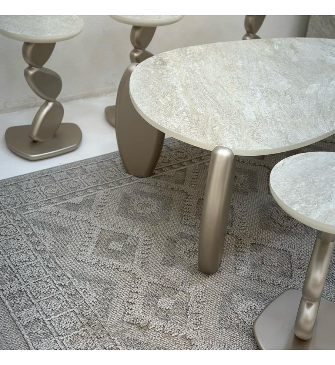 طقم طاولات 7قطع سطح بديل حجر ملمس خشن قاعدة خشب لون مكس طقم طاولات 7قطع سطح بديل حجر ملمس خشن قاعدة خشب لون مكس