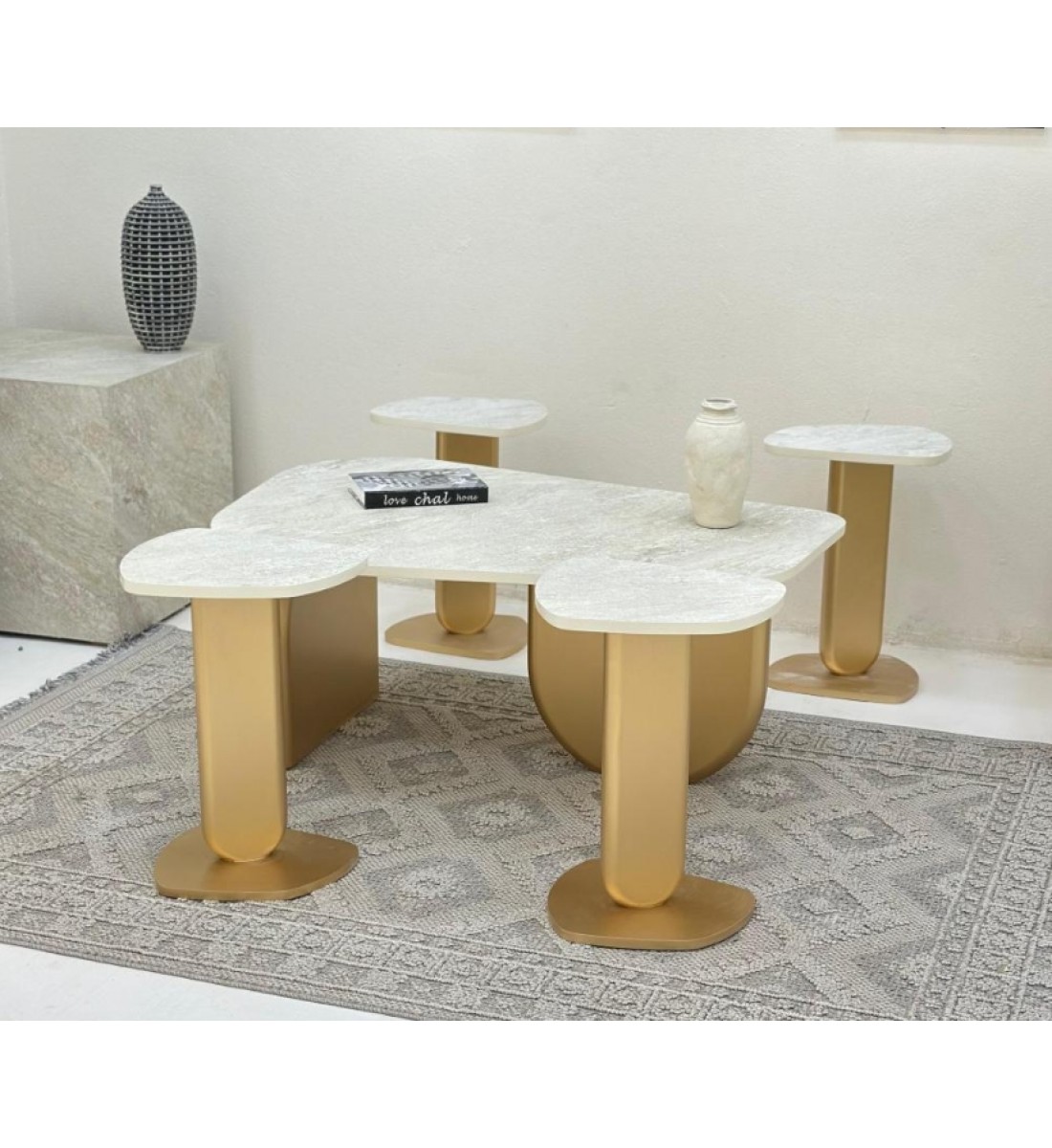 طقم طاولات5قطع سطح بديل الرخام ترافنتينو ملمس خشن  قاعدة خشب لون ذهبي