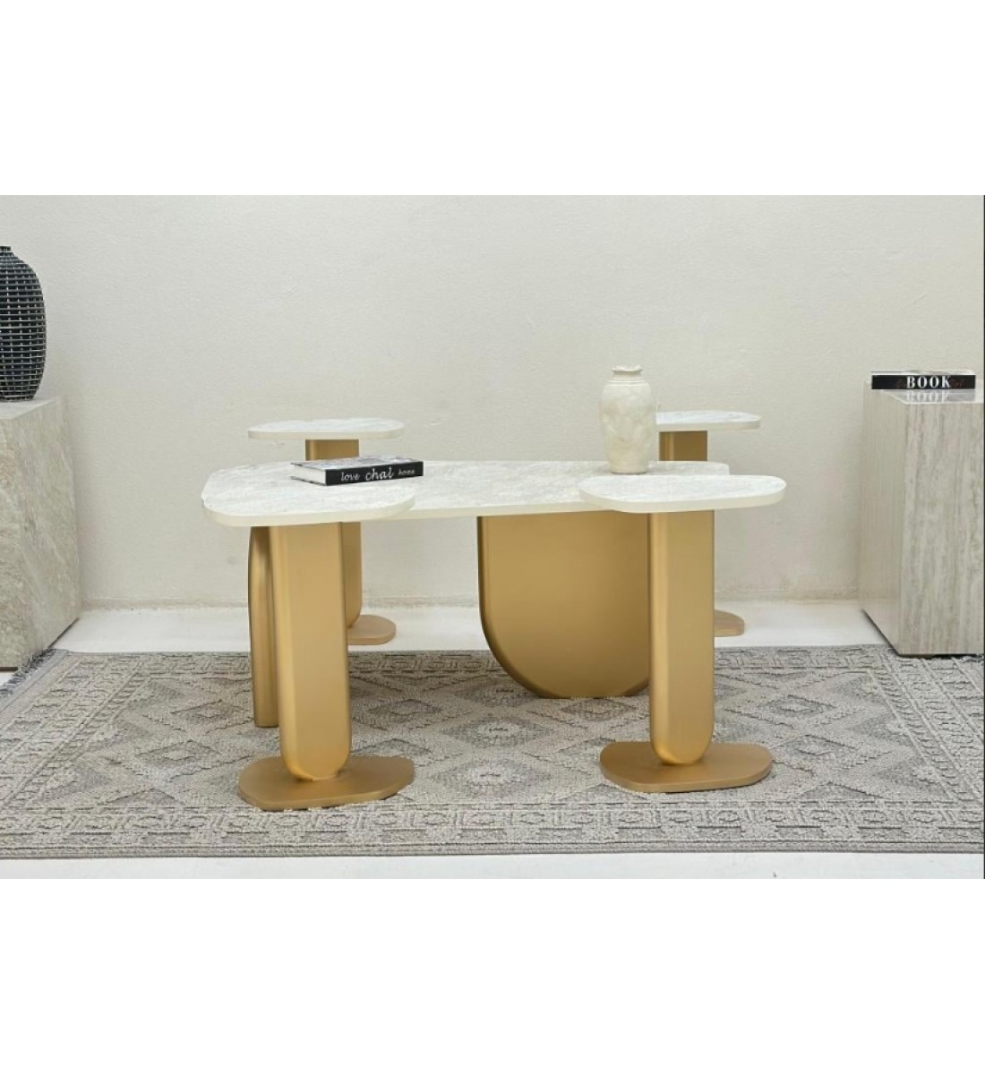 طقم طاولات5قطع سطح بديل الرخام ترافنتينو ملمس خشن  قاعدة خشب لون ذهبي