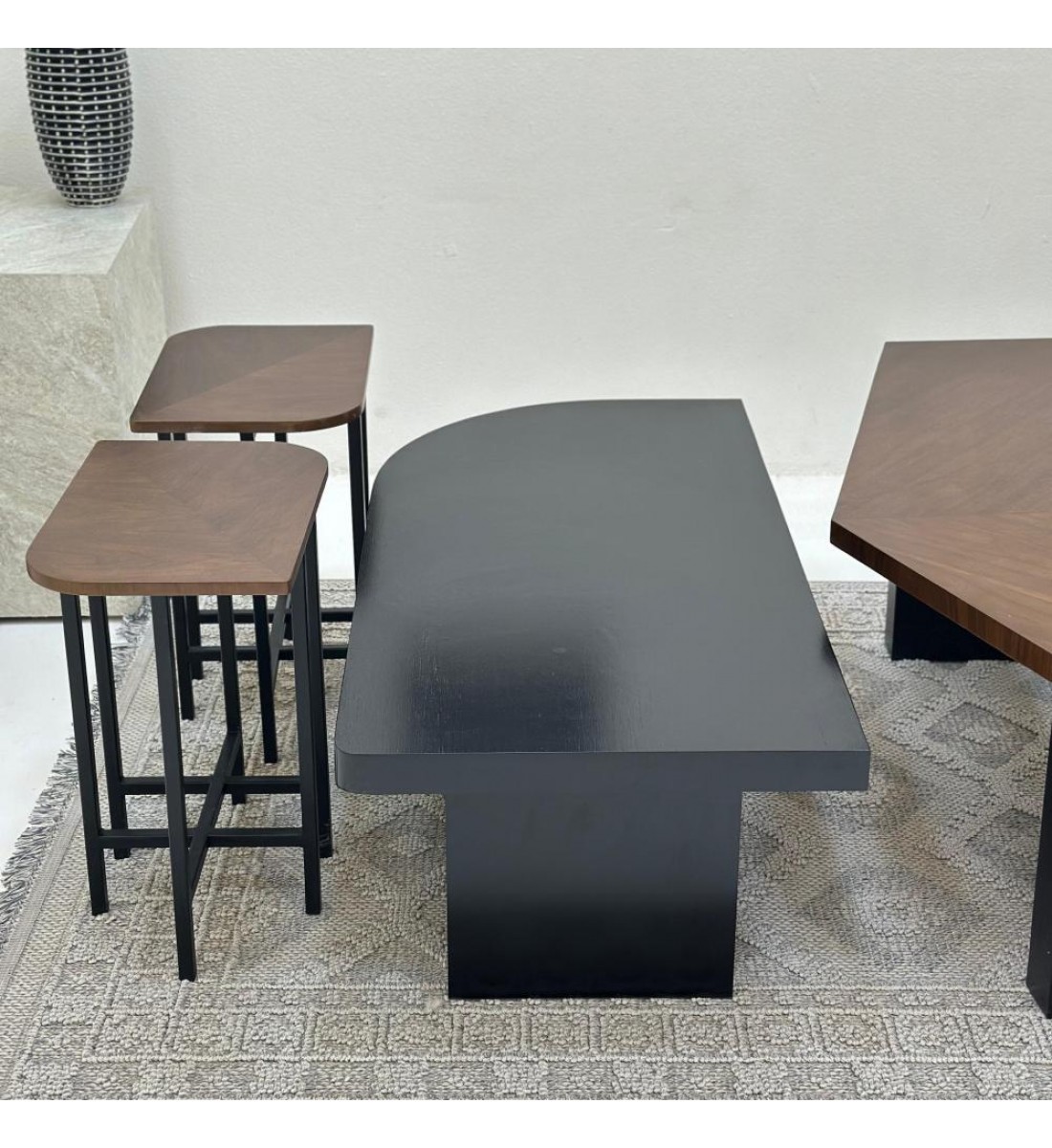 طقم طاولات تقديم 6قطع سطح الطاولة الاولى قشرة الجوز والثانية سطح خشب سنديان اسود قاعدتهما خشب 