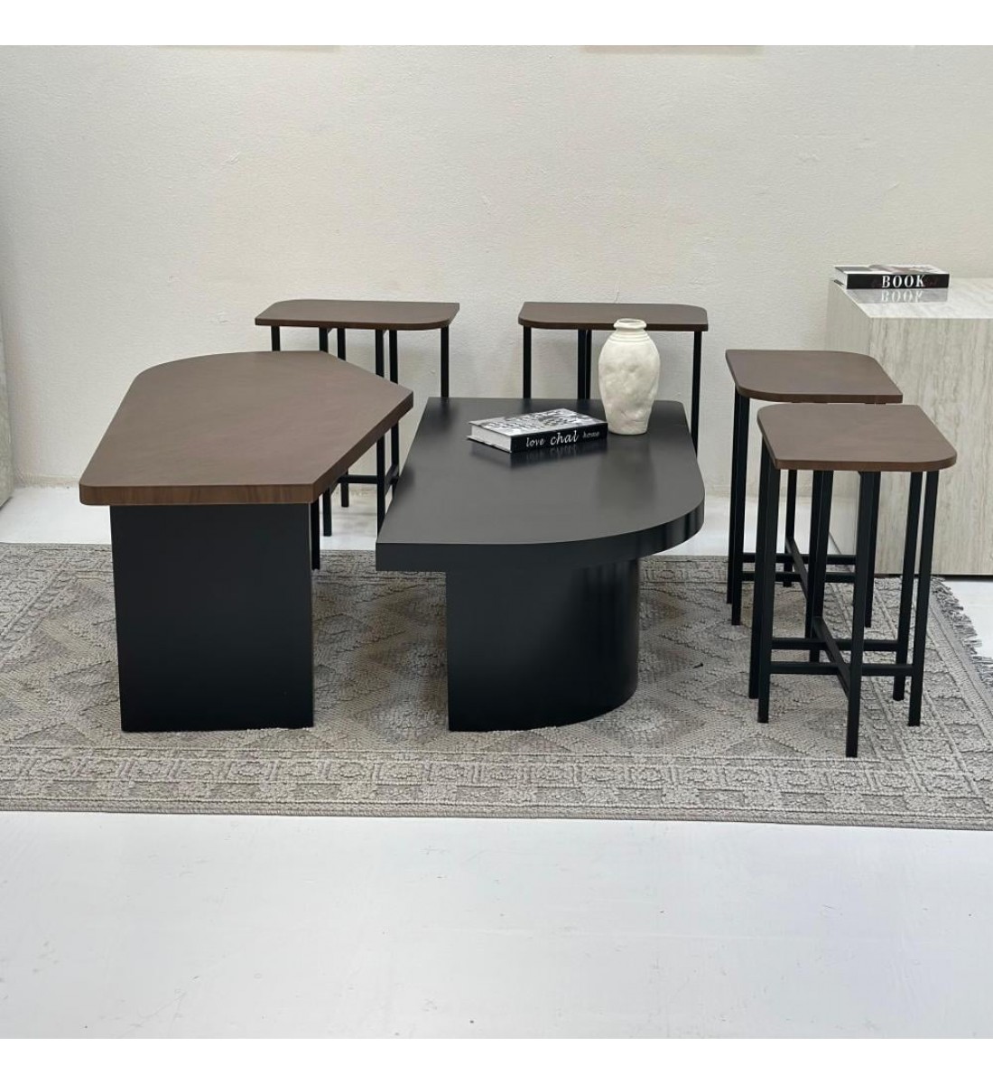 طقم طاولات تقديم 6قطع سطح الطاولة الاولى قشرة الجوز والثانية سطح خشب سنديان اسود قاعدتهما خشب 