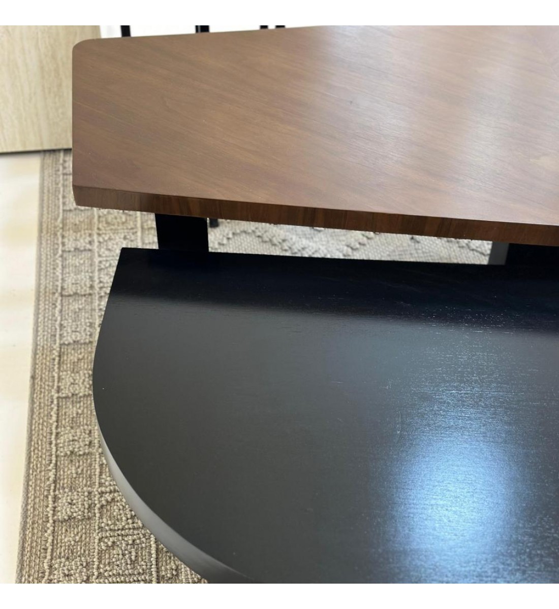 طقم طاولات تقديم 6قطع سطح الطاولة الاولى قشرة الجوز والثانية سطح خشب سنديان اسود قاعدتهما خشب 