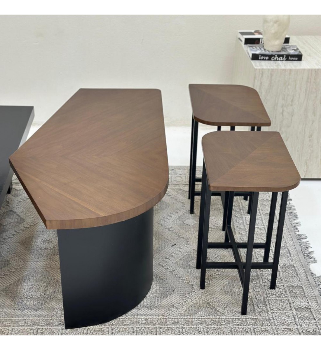 طقم طاولات تقديم 6قطع سطح الطاولة الاولى قشرة الجوز والثانية سطح خشب سنديان اسود قاعدتهما خشب 