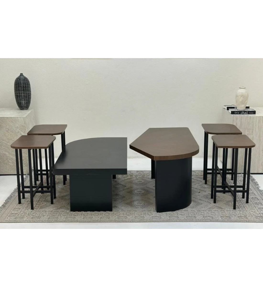 طقم طاولات تقديم 6قطع سطح الطاولة الاولى قشرة الجوز والثانية سطح خشب سنديان اسود قاعدتهما خشب 