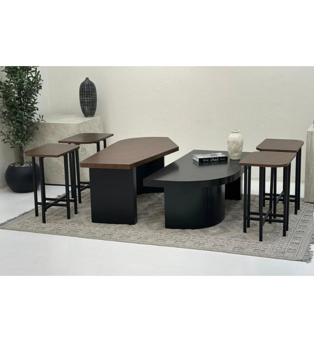 طقم طاولات تقديم 6قطع سطح الطاولة الاولى قشرة الجوز والثانية سطح خشب سنديان اسود قاعدتهما خشب 