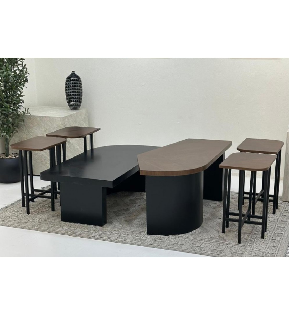 طقم طاولات تقديم 6قطع سطح الطاولة الاولى قشرة الجوز والثانية سطح خشب سنديان اسود قاعدتهما خشب 