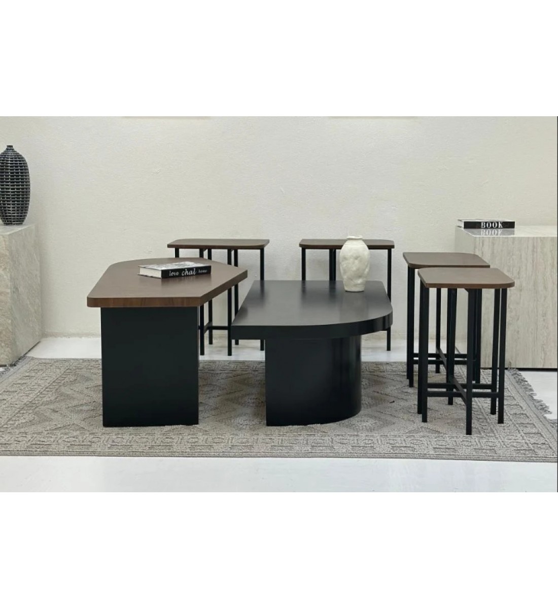 طقم طاولات تقديم 6قطع سطح الطاولة الاولى قشرة الجوز والثانية سطح خشب سنديان اسود قاعدتهما خشب 